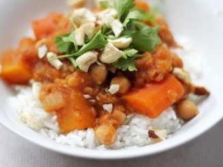  A hearty and flavorful Israeli Rice and Lentil Stew with Cumin and Garlic