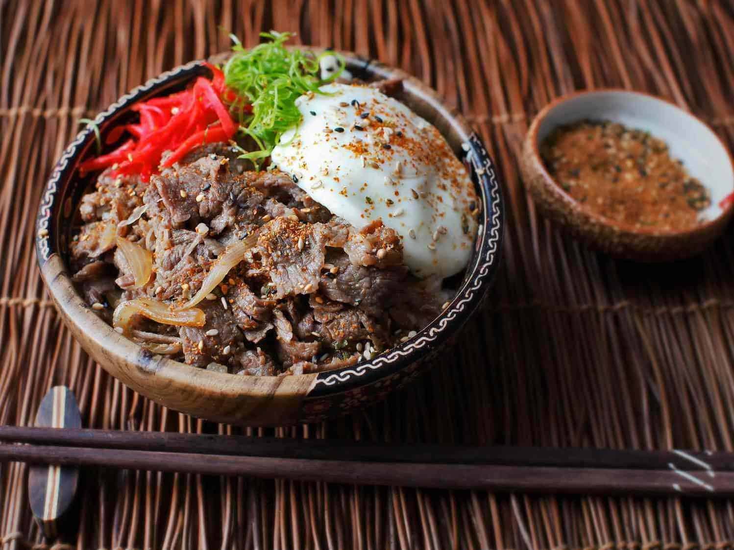  The combination of tender beef, fluffy rice, and savory sauce is a match made in heaven.